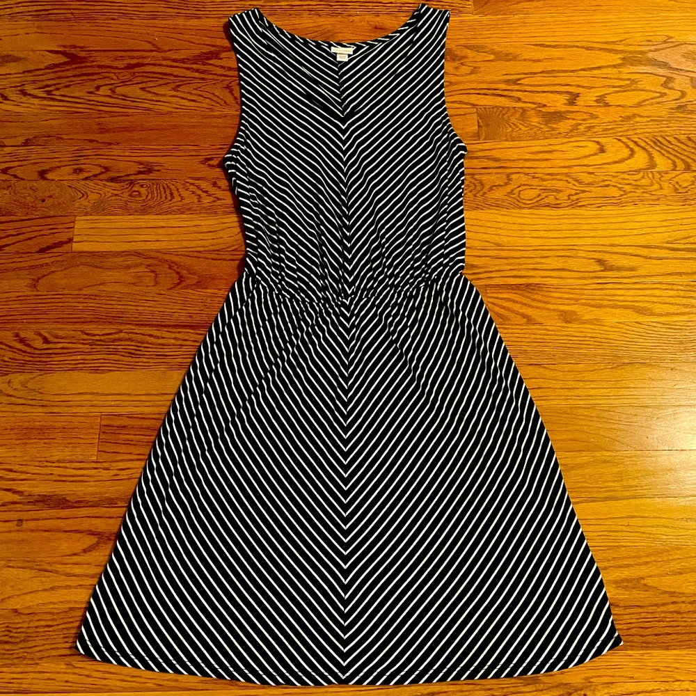 Cute, casual, sleeveless dress. Merona brand. Size Medium. Great condition.